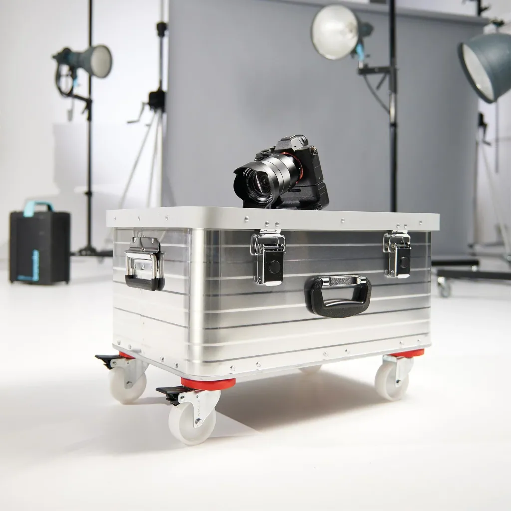 Transporthilfe MM 1360 , 52 x 32 x 12,5 cm, harte Rollen Ø 75 mm, Gleitlager, 2 Bremsen, Platte FSC®, Tragkraft 200 kg