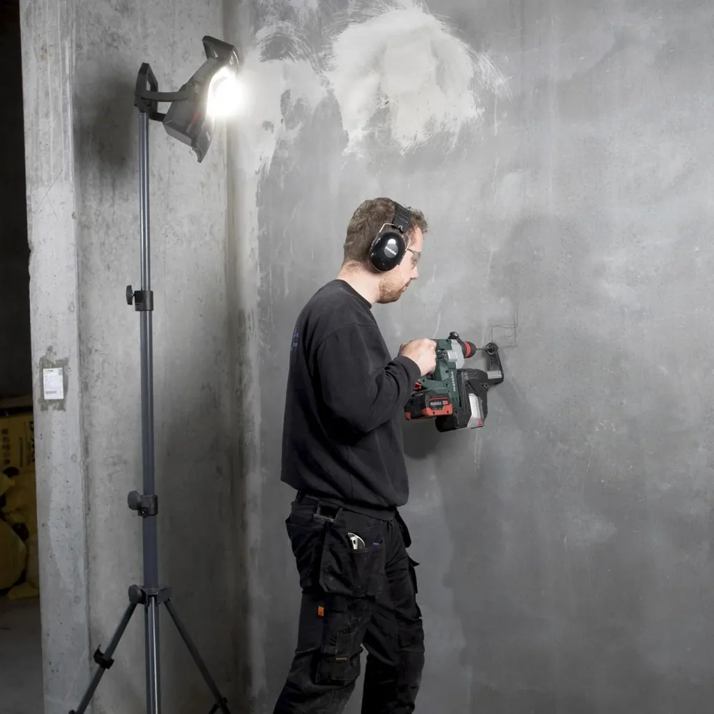 Handflutlichtstrahler NOVA 10 CAS + 18V 5,2Ah Akku + SC30 Ladegerät + abnehmbarem Diffuser L