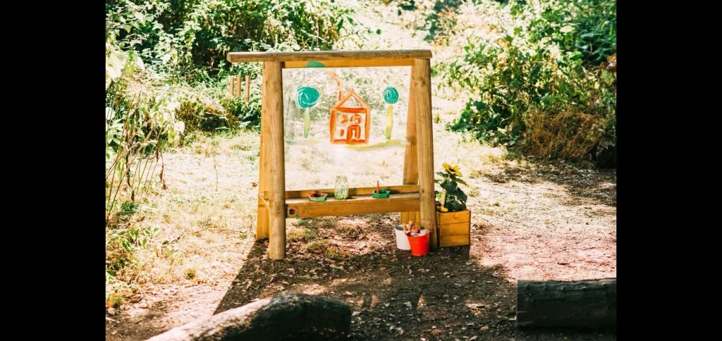 Discovery Tafel Outdoor Schreib- und Maltafel für Kinder aus Holz, Pflanzkübel, Windspiel, natur