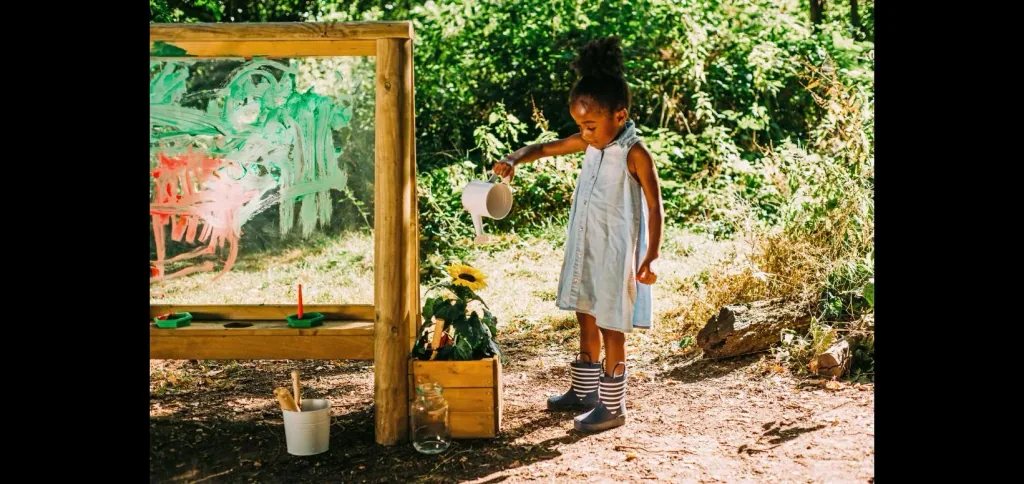 Discovery Tafel Outdoor Schreib- und Maltafel für Kinder aus Holz, Pflanzkübel, Windspiel, natur
