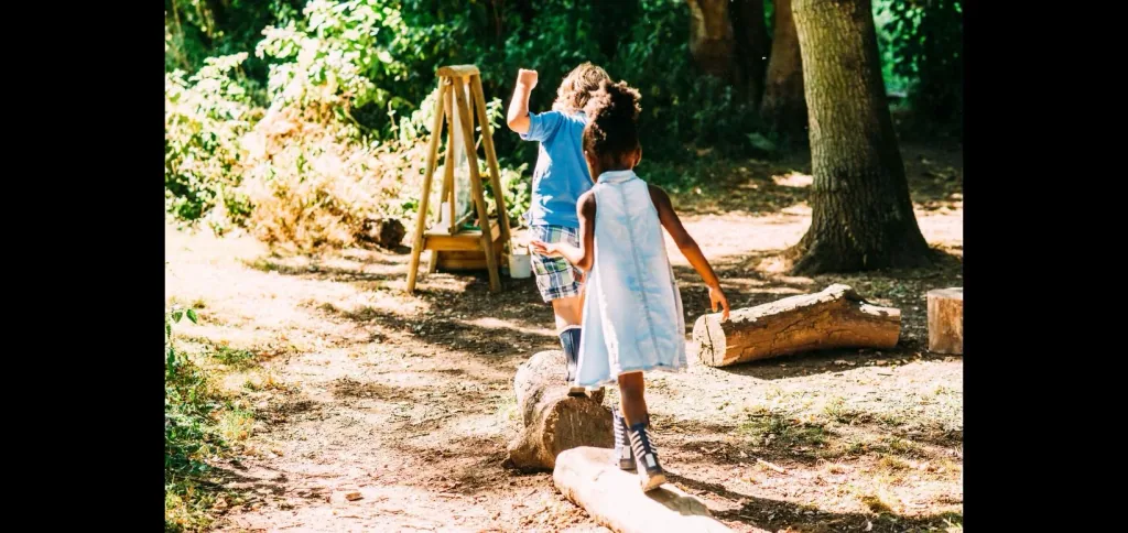 Discovery Tafel Outdoor Schreib- und Maltafel für Kinder aus Holz, Pflanzkübel, Windspiel, natur