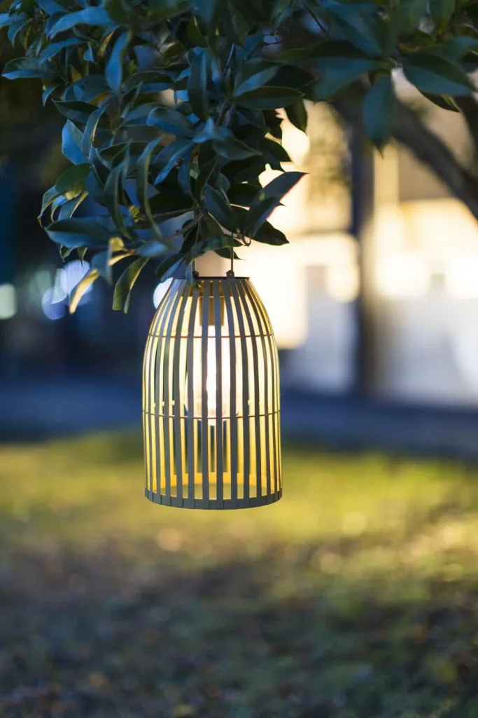 LED Solar Laterne aus Metall mit Henkel
